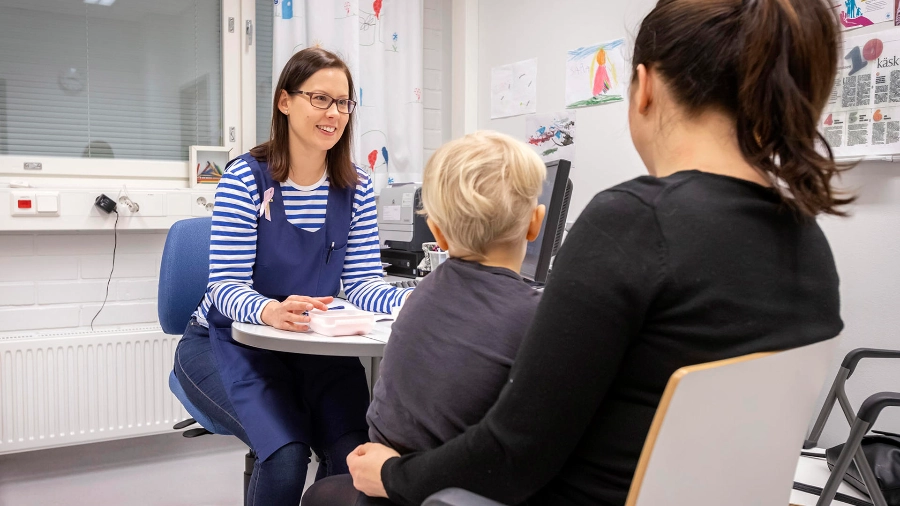 A mother and a son visiting nurse's office. - City of Naantali A mother and a son visiting nurse's office. - City of Naantali