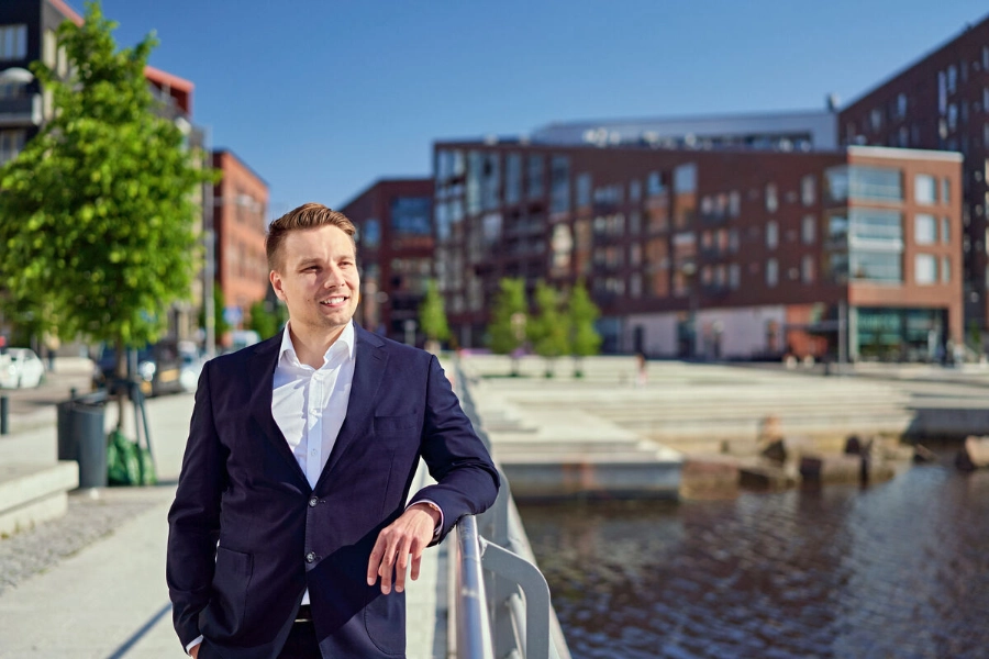 A man stands in front of a lake and apartment buildings. - Mikko Törmänen / Keksi Agency A man stands in front of a lake and apartment buildings. - Mikko Törmänen / Keksi Agency