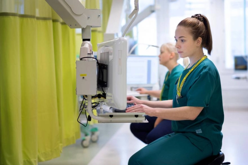 Nurses using modern healthcare equipment. - HUS Nurses using modern healthcare equipment. - HUS