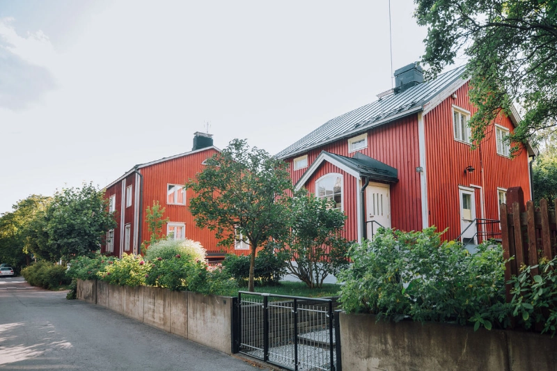Red wooden houses with backyards. - Julia Kivelä / Visit Finland Red wooden houses with backyards. - Julia Kivelä / Visit Finland