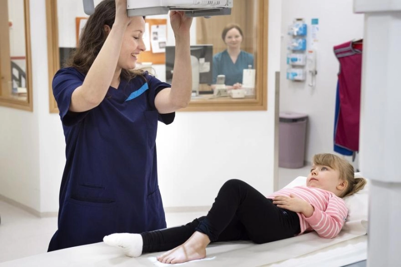 Nurses giving treatment to a child. - HUS Nurses giving treatment to a child. - HUS