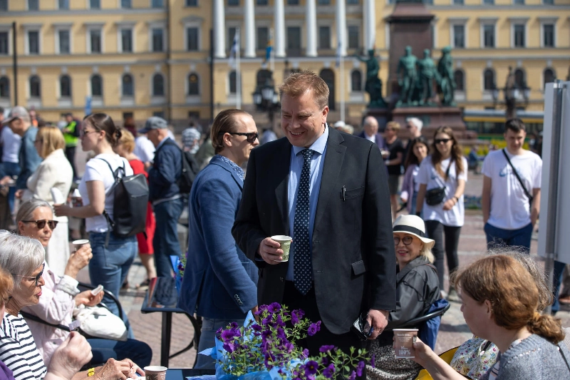 The Finnish Minister of Defence drinks coffee in a city square. - Aapo Riihimäki / Flickr The Finnish Minister of Defence drinks coffee in a city square. - Aapo Riihimäki / Flickr