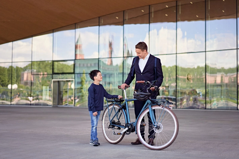 A child meets his dad after work. - Mikko Törmänen / Keksi Agency A child meets his dad after work. - Mikko Törmänen / Keksi Agency